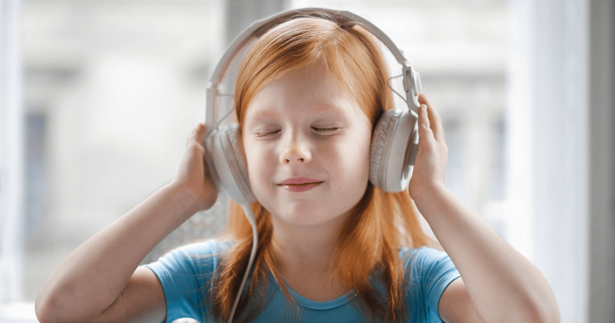 音楽を聴く女の子